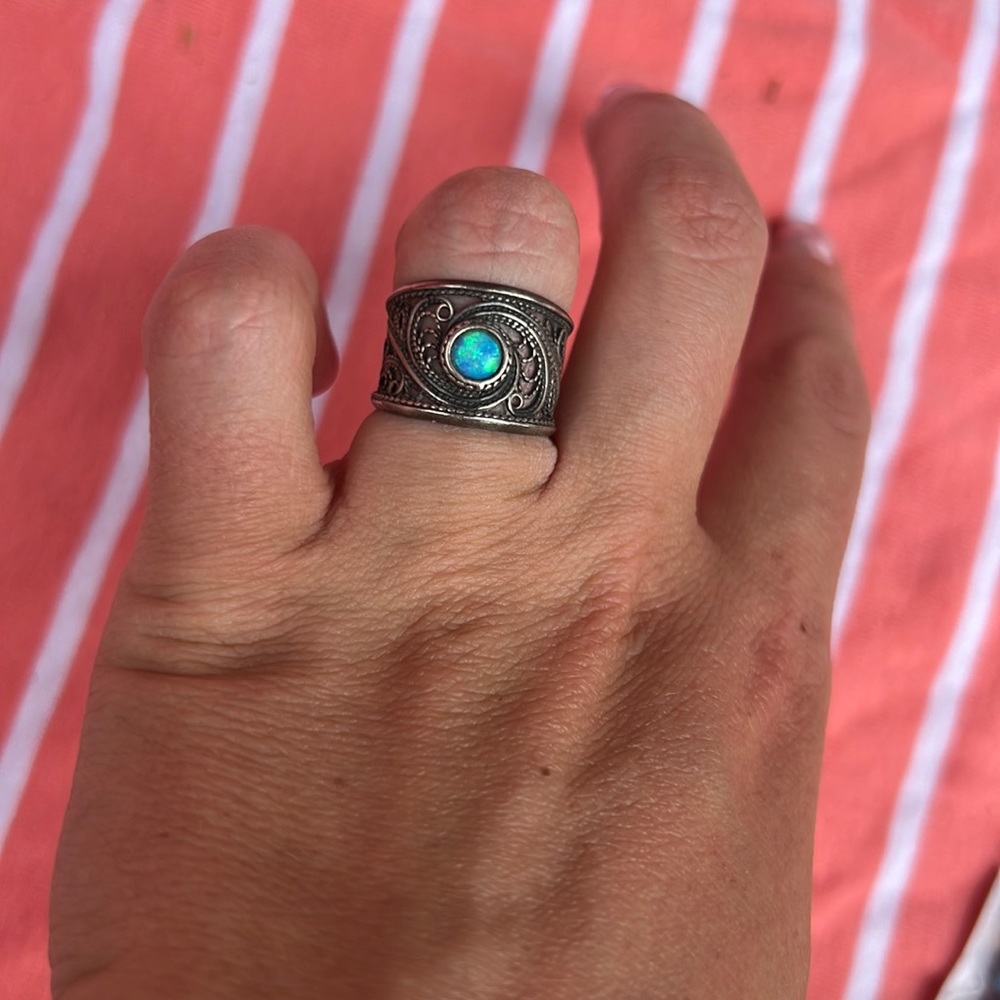 Beautiful sterling silver ring with Gem
